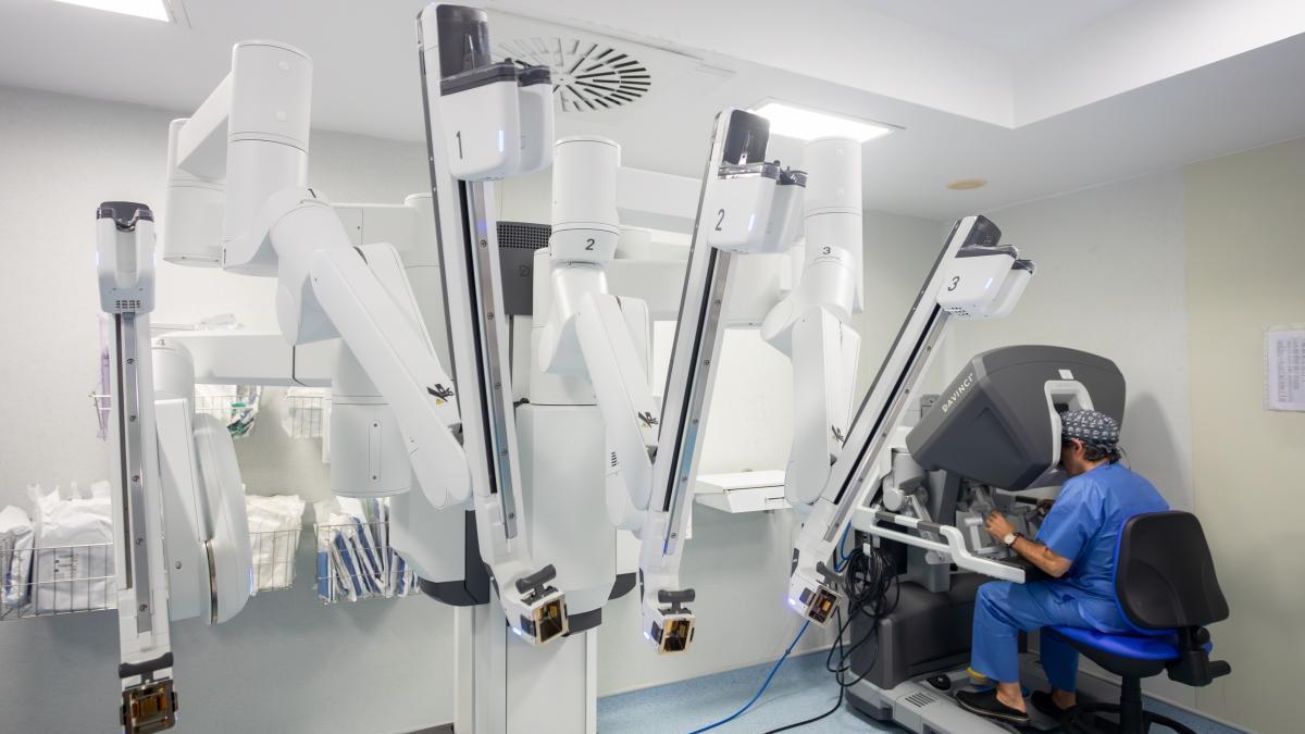HLA La Vega incorpora un robot Da Vinci y crea la Unidad Integral de Urología