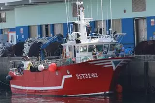 El marinero del «Playa de Cesantes» se enganchó en la maquinilla de proa: «Non entendo o que puido pasar; é unha tristeza enorme»