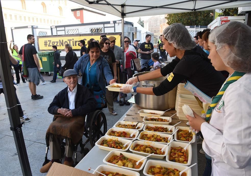 Miles de personas comen en la plaza del Pilar alimentos que iban a desecharse