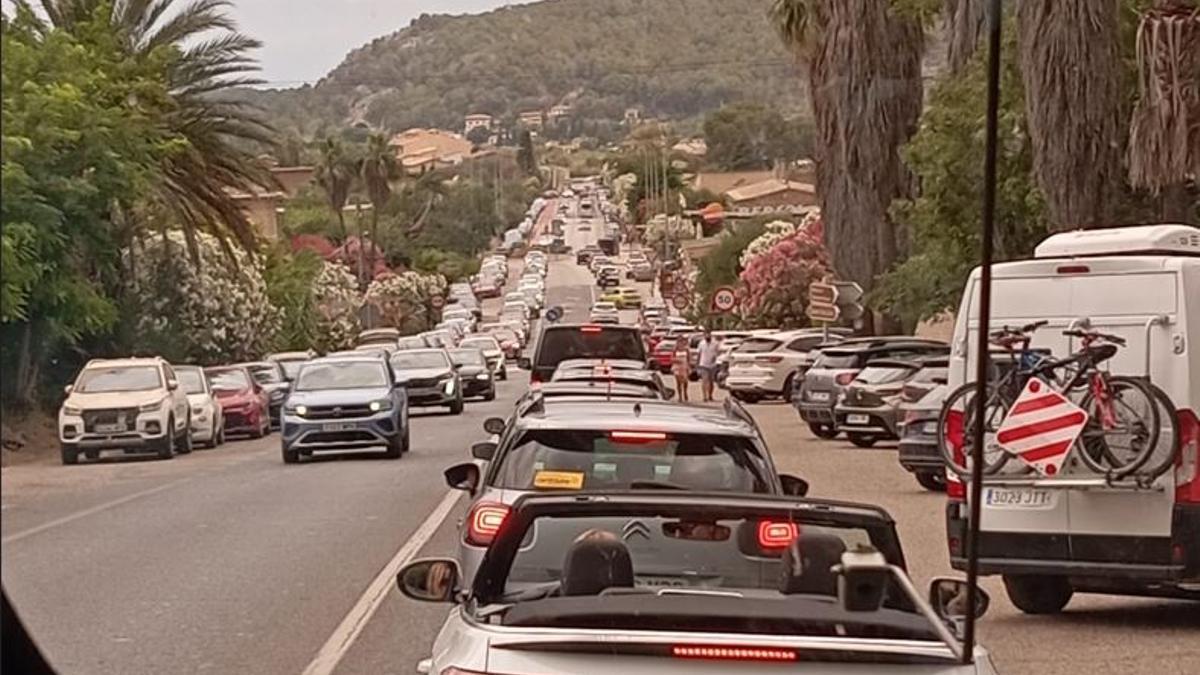 Imagen de archivo: Largas colas de vehículos para entrar a Sóller