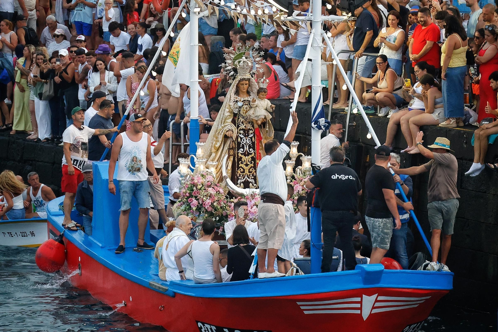 Embarcación de la Virgen del Carmen en el Puerto de la Cruz.