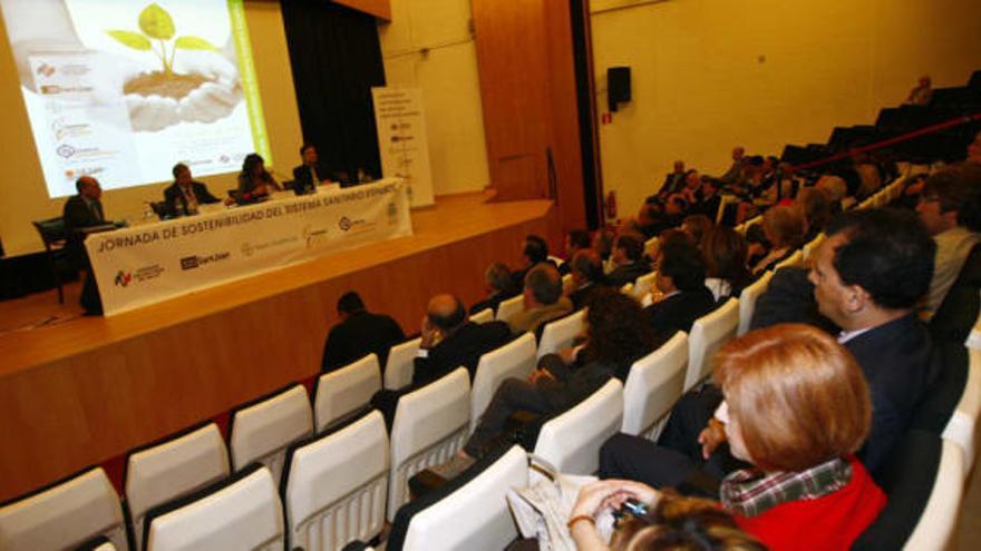 Un momento de la mesa redonda organizada por el Hospital de San Juan en la que participaron los consejeros de sanidad de Andalucía y País Vasco.