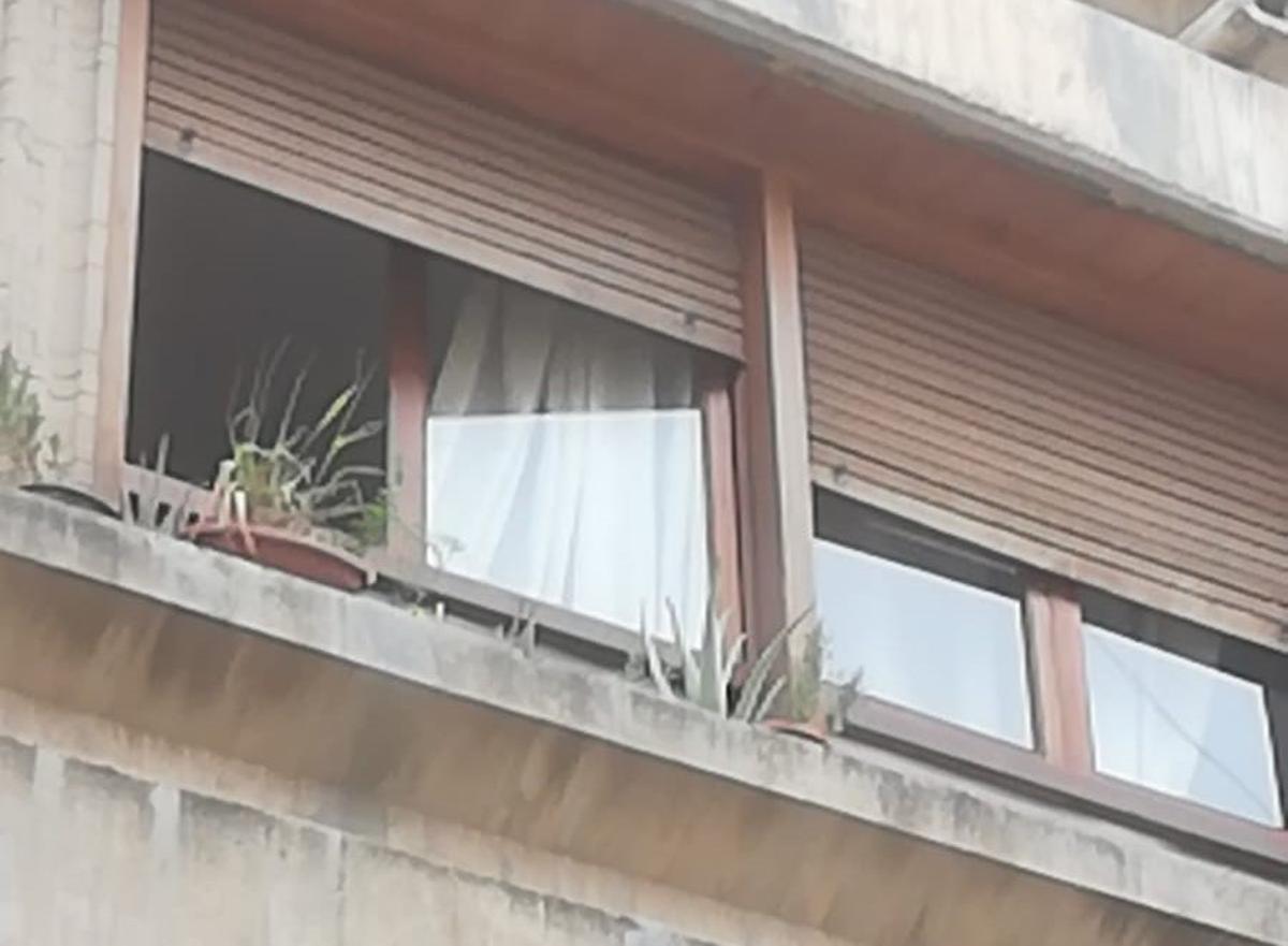 La misma ventana tras retirarse la ropa tendida, el colchón y la almohada que la ocupaban.