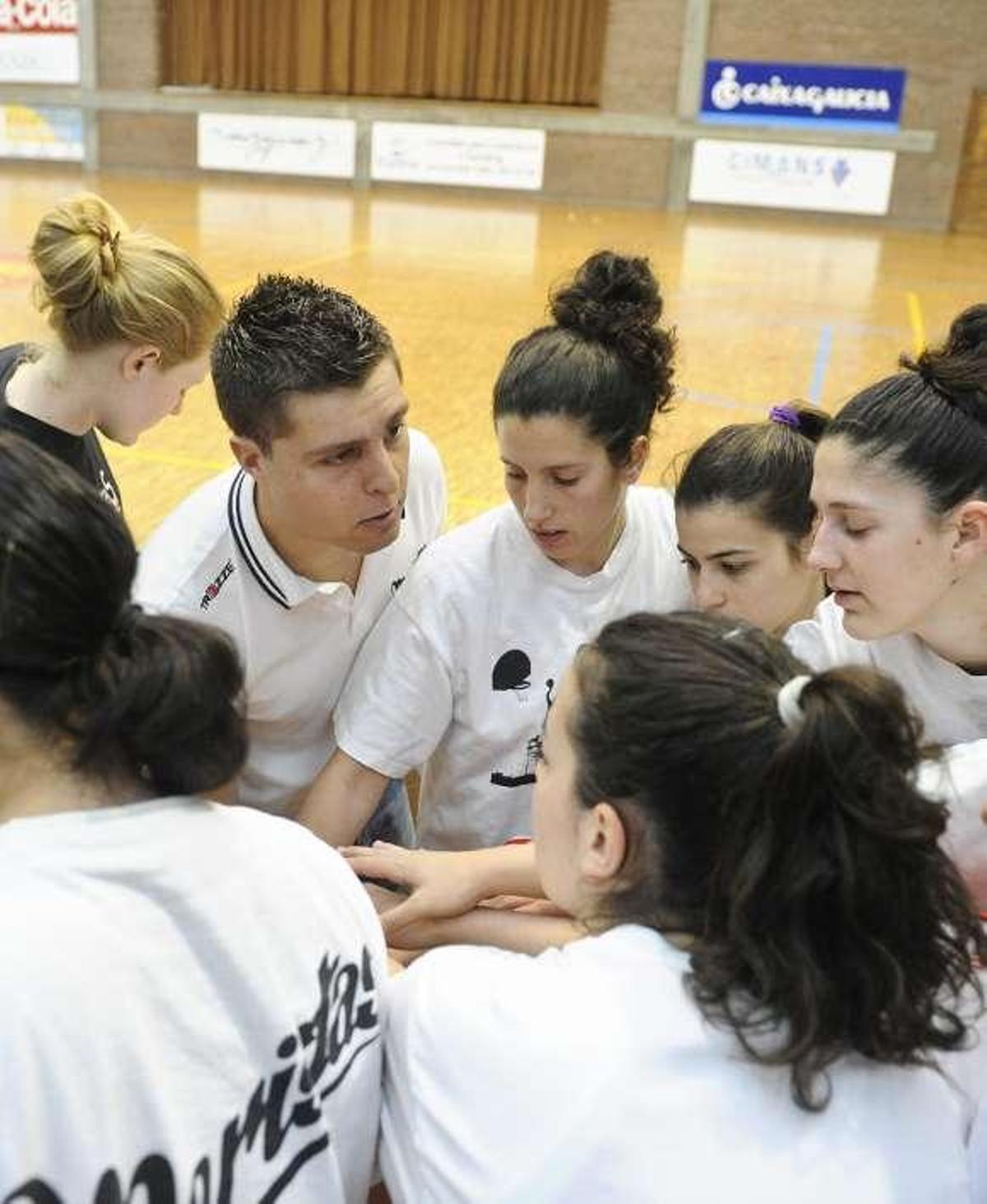 Rubén Vázquez da ánimos a las jugadoras. / fran martínez