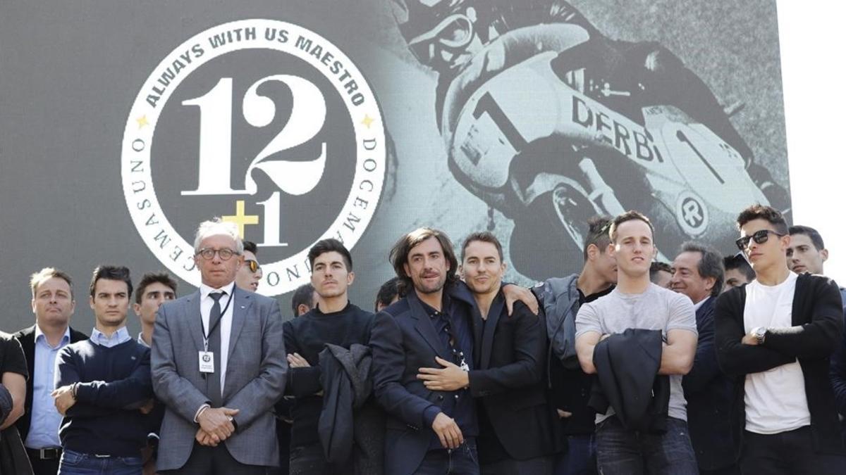 Pedrosa, Viñales, Lorenzo, Pol Espargaró y Márquez, junto a uno de los hijos de Nieto en el homenaje de hoy en Madrid.