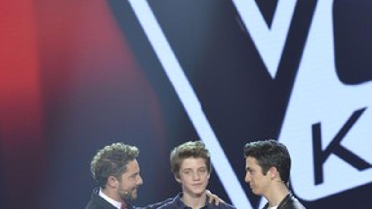 Roger y Javi, con David Bisbal, en la final de la segunda temporada de 'La voz kids'