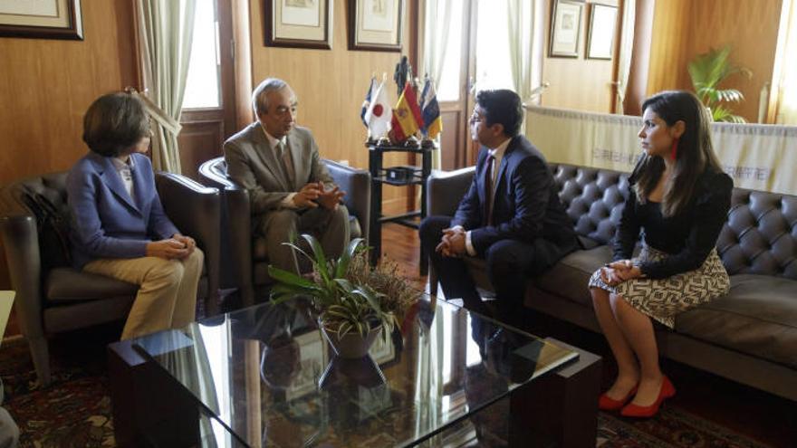El presidente del Cabildo de Tenerife, Pedro Martín se reúne con el nuevo embajador de Japón en España, Kenji Hiramatsu.
