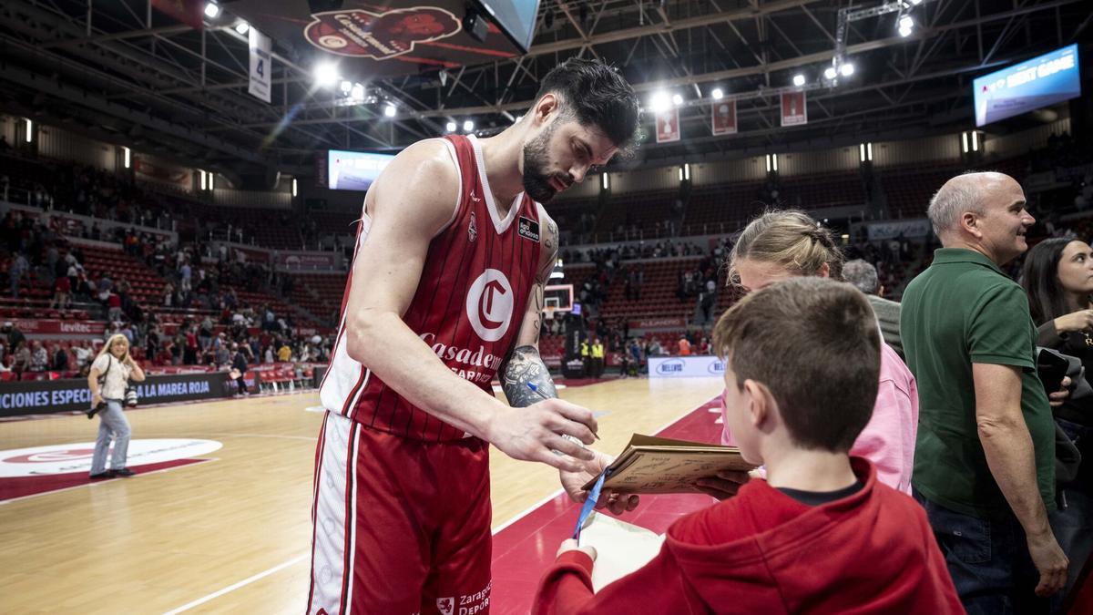 Santi Yusta firma autógrafos tras el partido ante el Real Madrid.