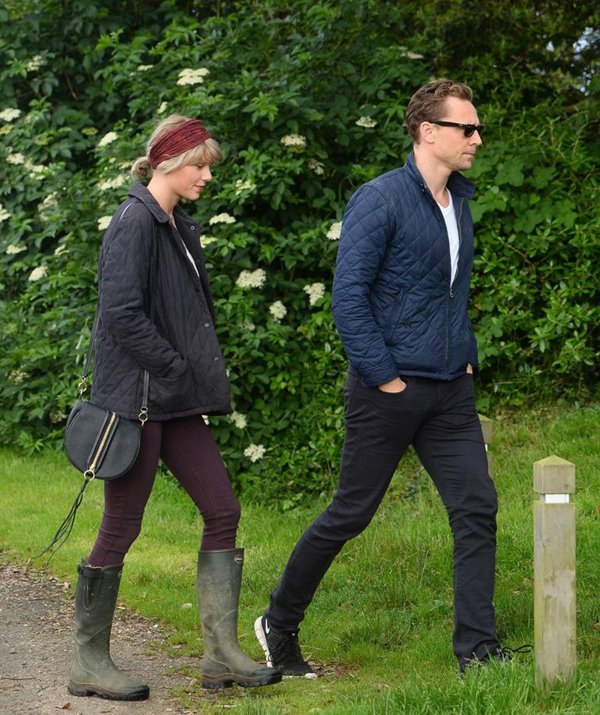 Taylor Swift y Tom Hiddleston paseando por Suffolk