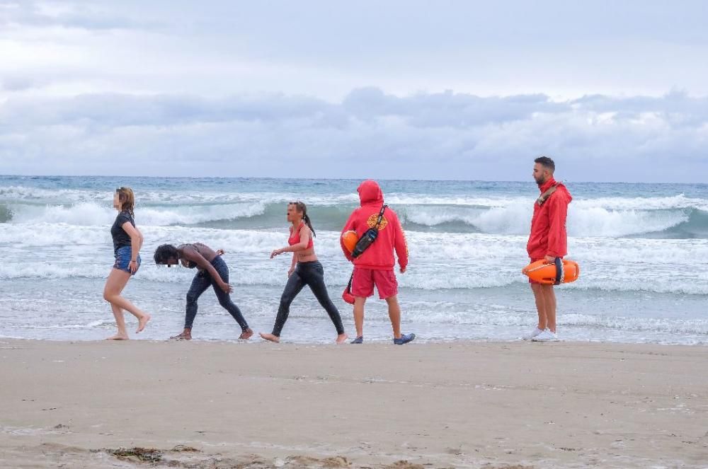 Miles de jóvenes celebran el botellón en la playa de San Juan