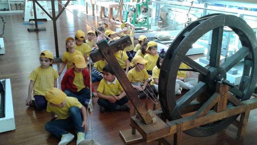 Una de las múltiples visitas guiadas que el museo acoge cada día. // FDV