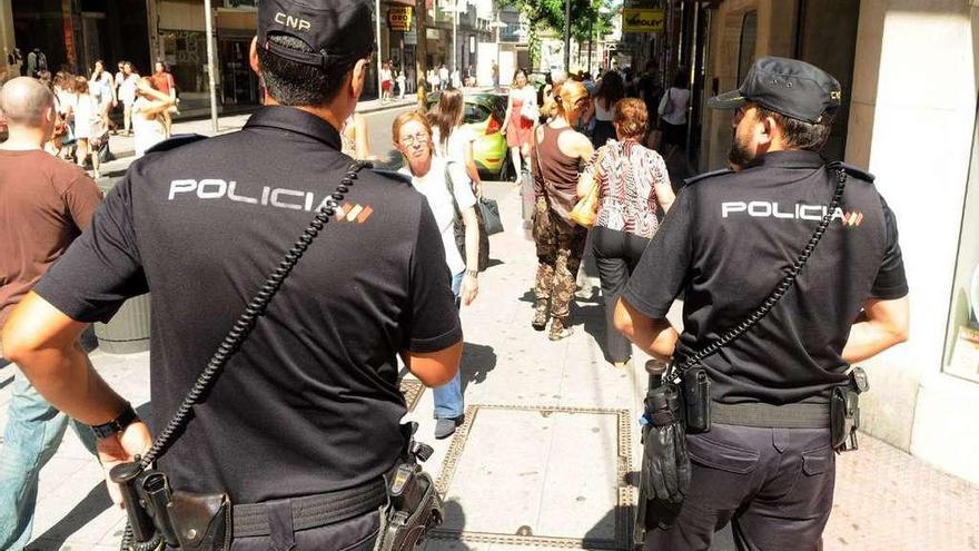 Policía Nacional de patrulla por la ciudad de Pontevedra. // Rafa Vázquez