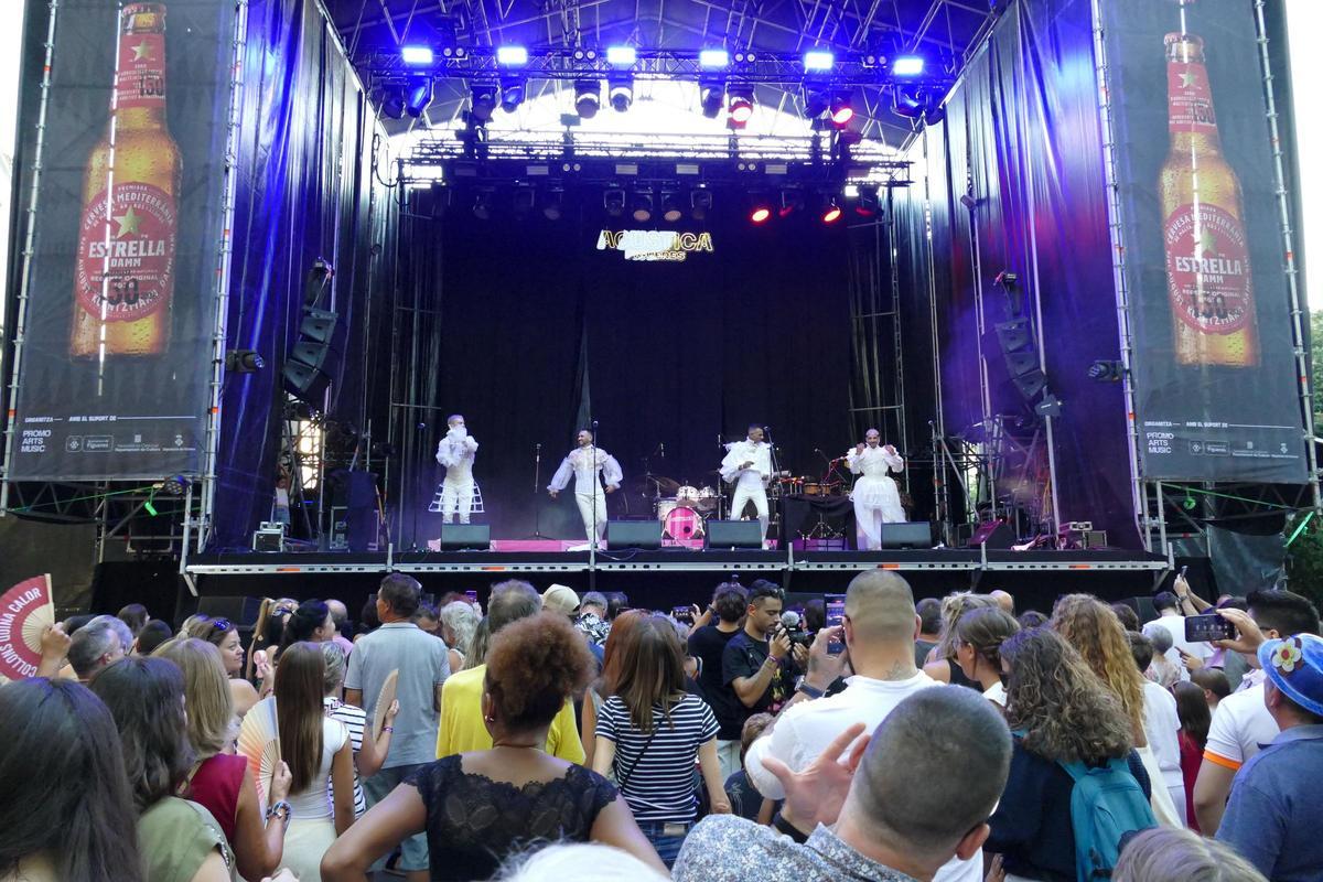 EN IMATGES | L'Acústica acaba amb tota la Rambla ballant al ritme de l'Orquestra Di-versiones, Locomía i Dj Paski EN IMATGES | L'Acústica acaba amb tota la Rambla ballant al ritme de l'Orquestra Di-versiones, Locomía i Dj Paski