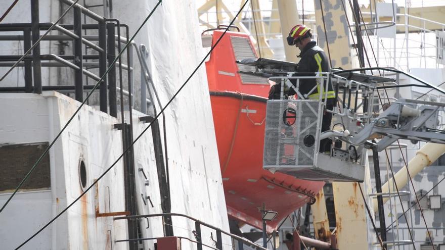 Extinguido el incendio en un barco en el puerto de La Luz con tres fallecidos