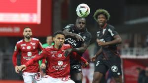 Mendy disputa un balón contra el Brest