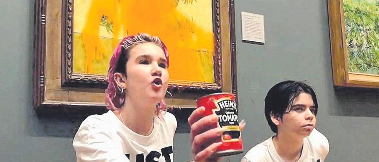 Activistas climáticas tras lanzar sopa de tomate contra ‘Los Girasoles’ de Van Gogh en la Galería Nacional de Londres.
