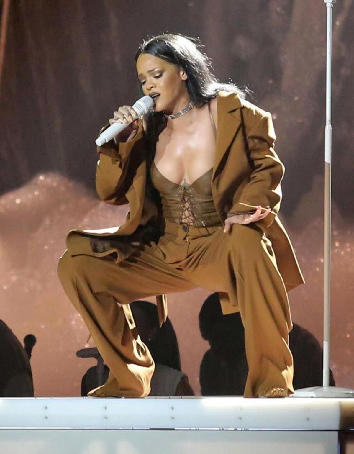 Rihanna Presume De Curvas En Su Concierto De Vancouver Cuore