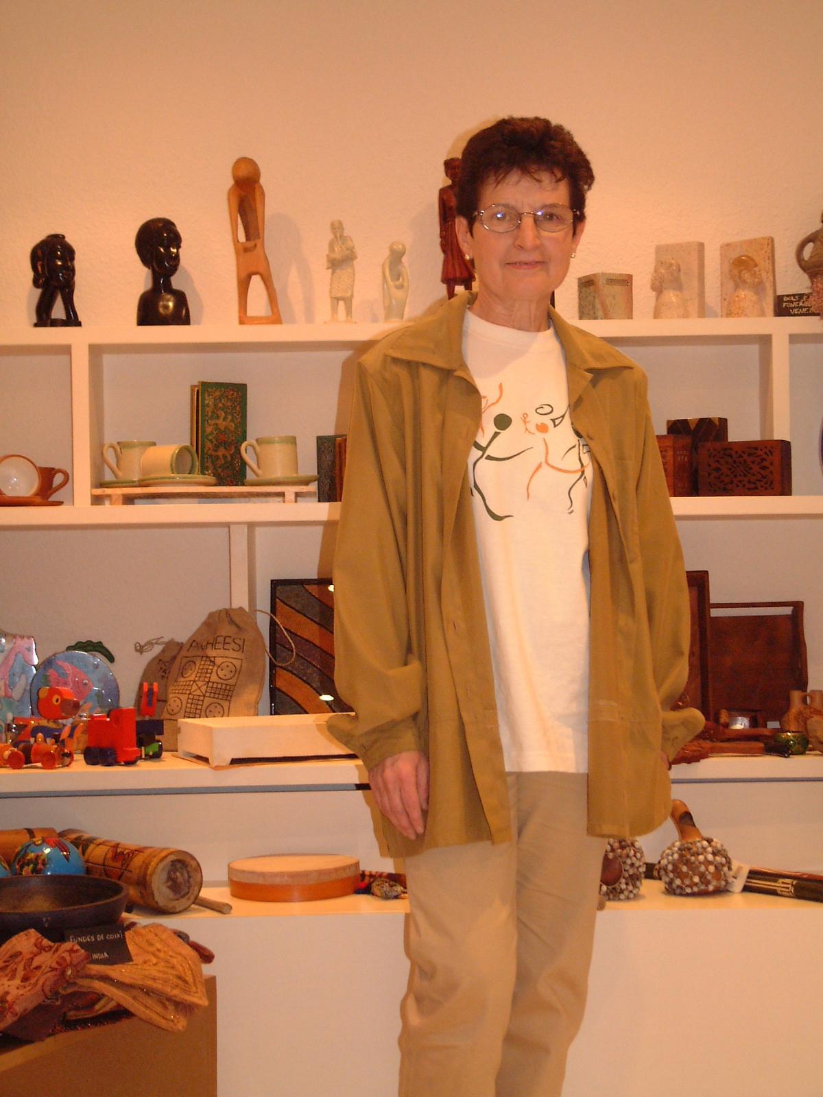 Pilar Trasserra a La botiga del Comerç Just, el 2004