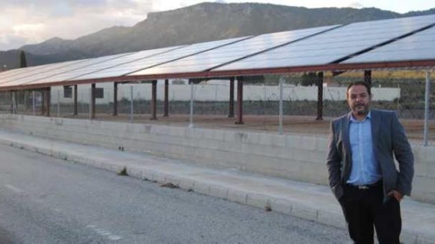 El alcalde de Salinas ante una instalación de placas solares del municipio.