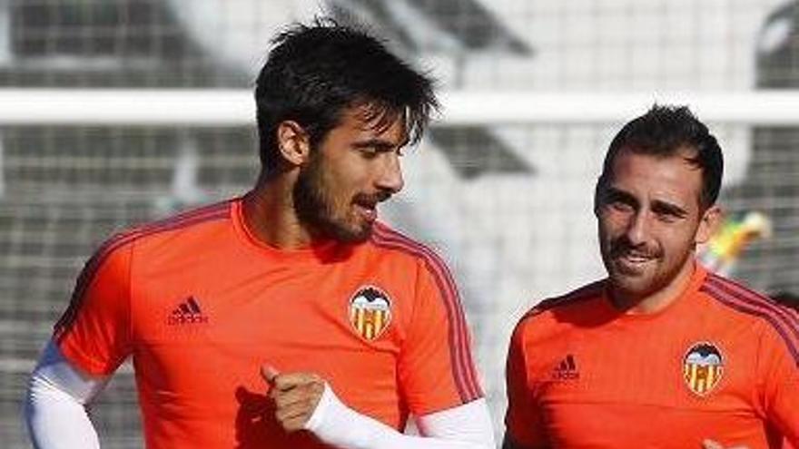 Gomes y Alcácer, en el entrenamiento de hoy.