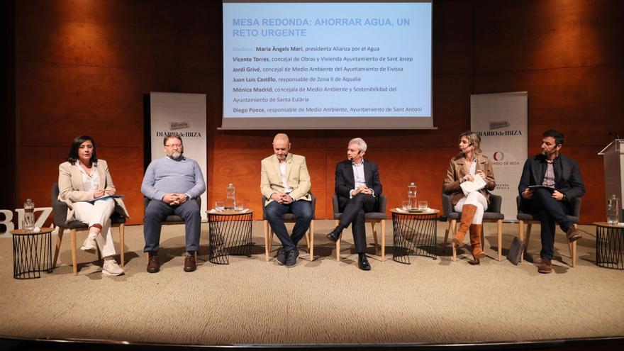 Maria Àngels Marí, Vicent Torres, Jordi Grivé, Juan Luis Castillo, Mónica Madrid y Diego Ponce durante la mesa redonda sobre el reto de ahorrar agua. |