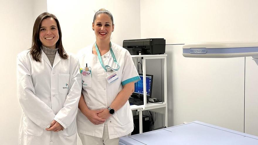 La doctora Bautista y Sensi Aragonés, técnico en cuidados auxiliares de enfermería, en la sala del densitómetro.