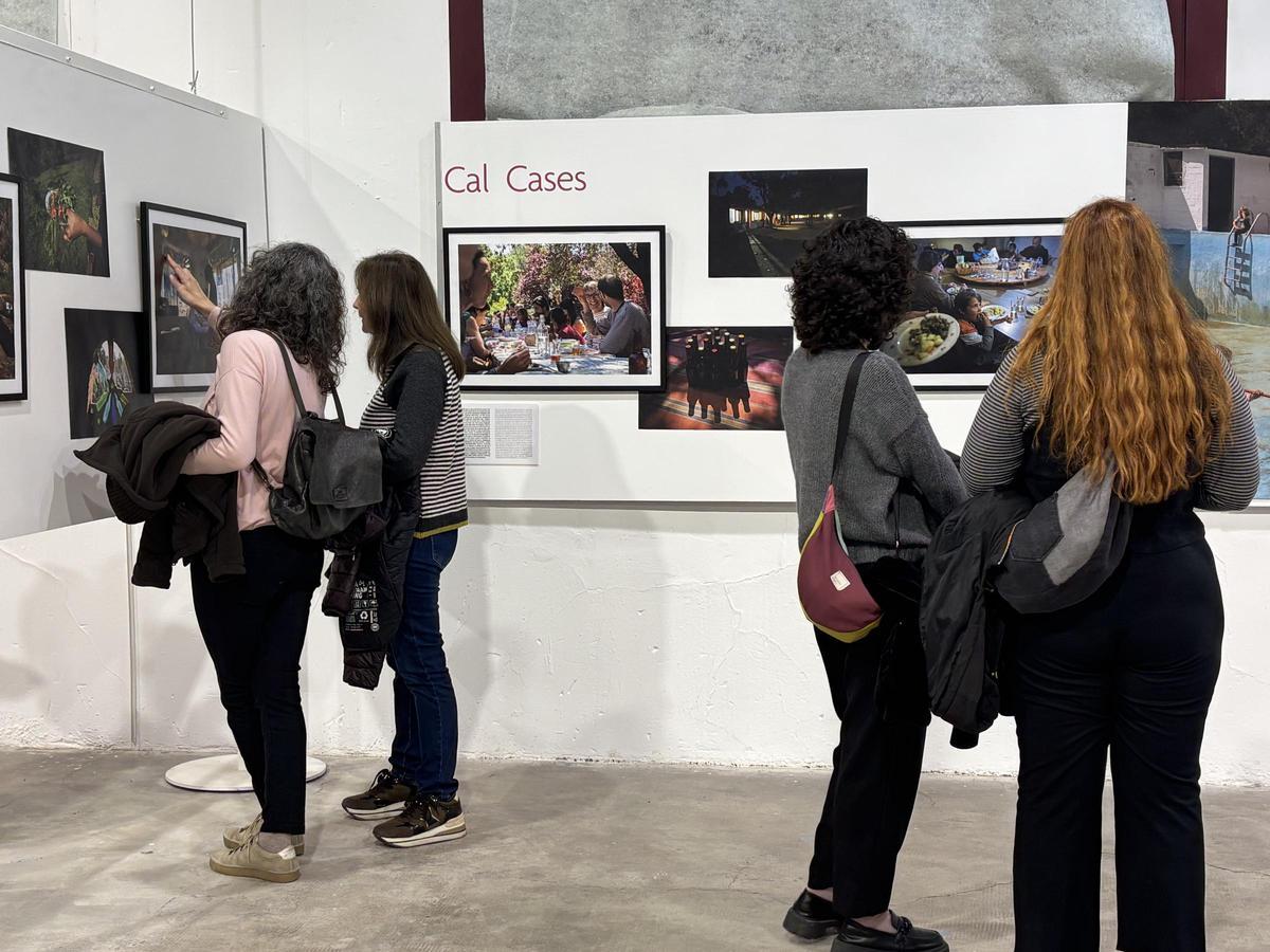 Primers visitants observant les exposicions del FineArt a Cal Boyer – Museu de la Pell, aquest divendres a la tarda