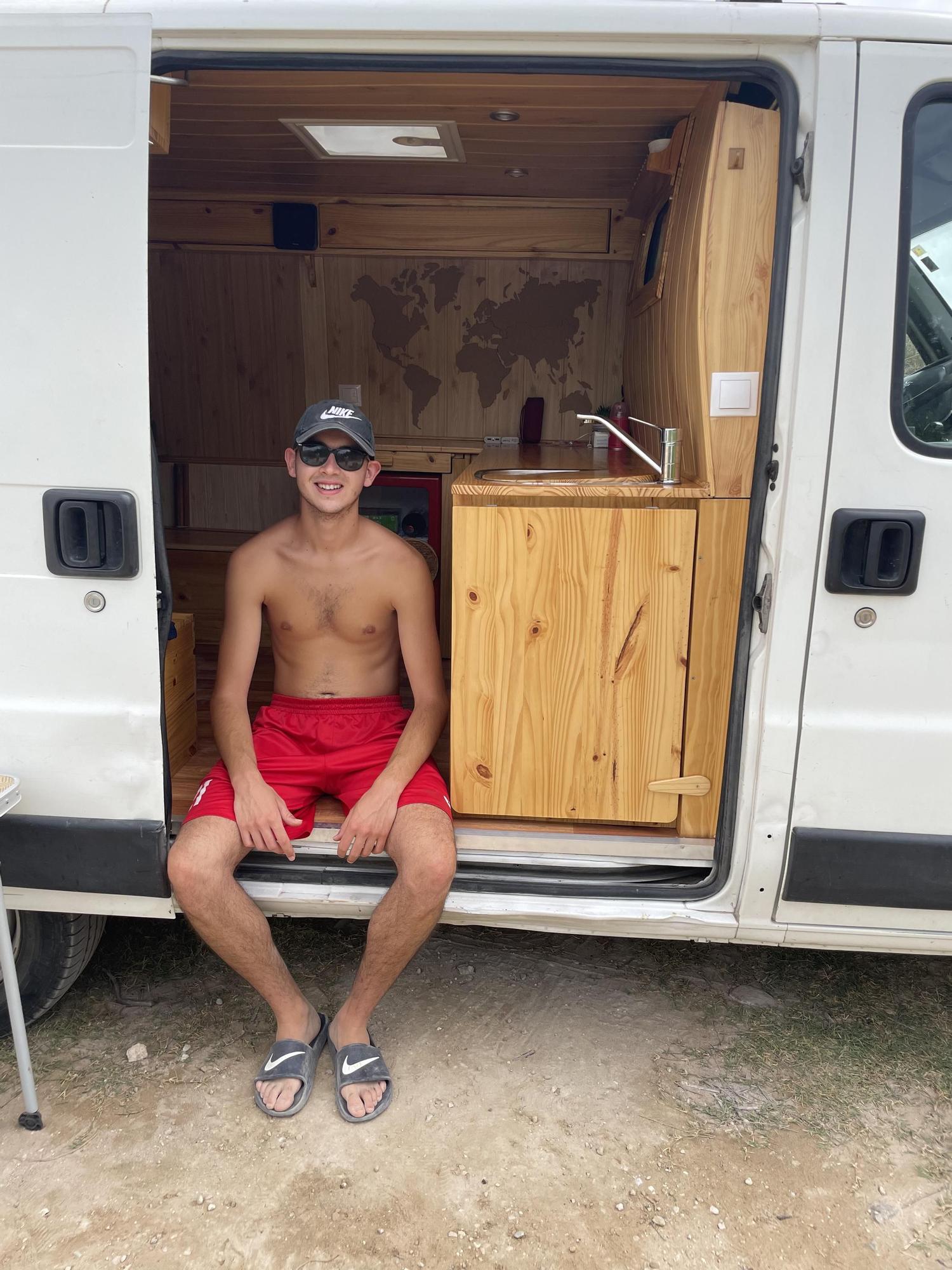 Un Enguerino de 23 años recorre el continente americano con su furgoneta camperizada