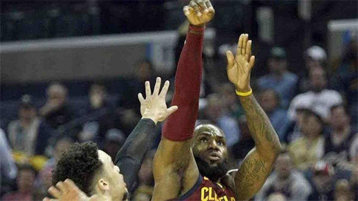 NBA VIDEO | El impresionante mate de LeBron James