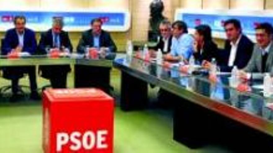 Zapatero logra aplacar al PSOE con un ´dedazo´ en favor de Rubalcaba