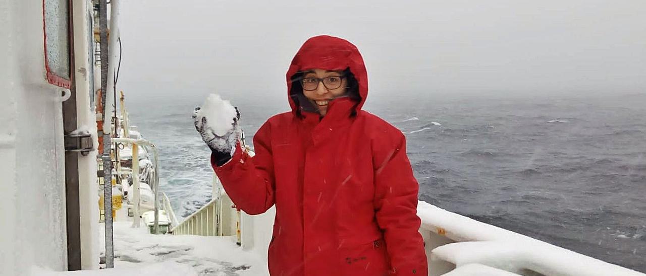 Isabel Chapela, en enero de 2019, en Canadá con el barco lleno de nieve.   | // I.C.