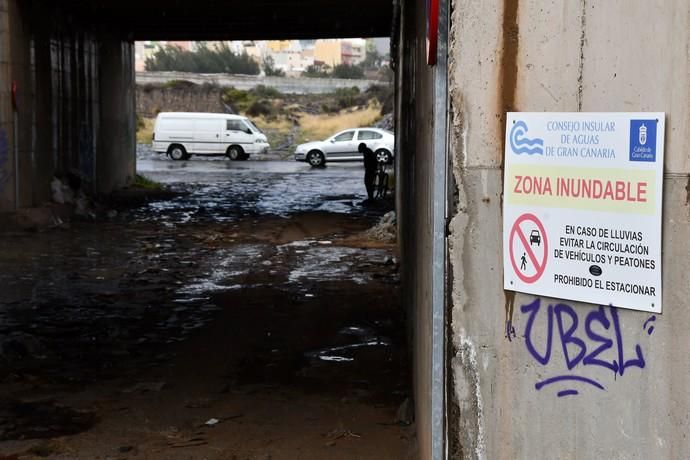 03/04/2019 TELDE.  Lluvia Ojos de Garza. Barranco aeropuerto, coches aparcados. Fotógrafa: YAIZA SOCORRO.  | 03/04/2019 | Fotógrafo: Yaiza Socorro