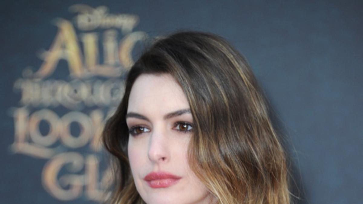 La belleza de Anne Hathaway en el estreno de 'Alicia a través del espejo'