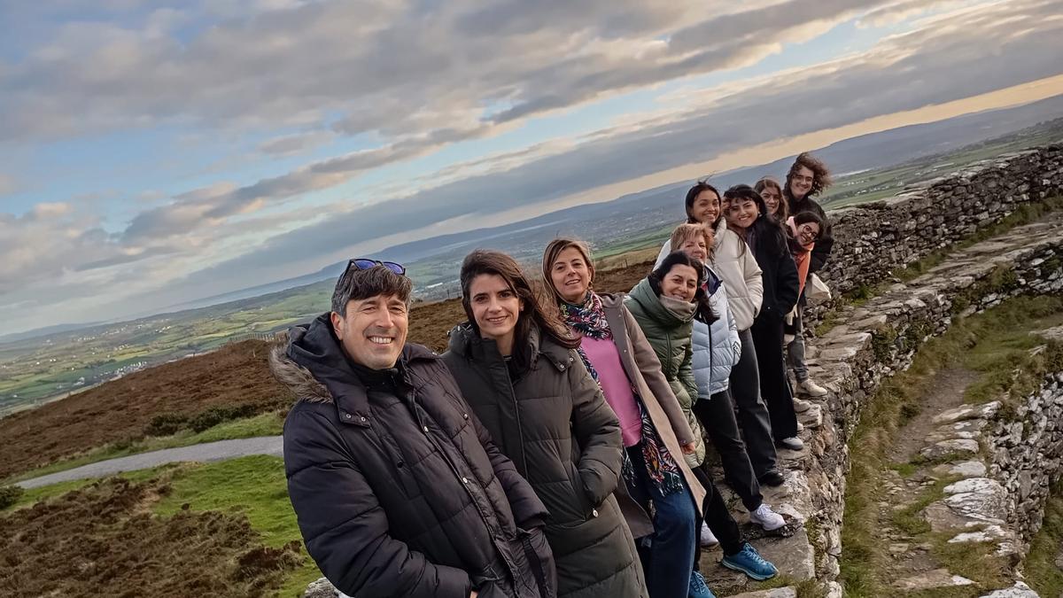 Alumnado y profesorado de la EOI La Vall d'Albaida, en Irlanda.