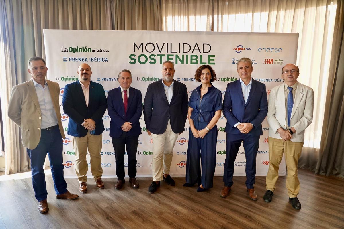 Los participantes en la jornada posaron en el photocall junto a Raúl Rico, gerente de La Opinión