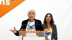 Anna Grau, en octubre en la sede de Ciutadans, con Luz Guilarte, anterior presidenta del grupo de Ciutadans en el Ayuntamiento de Barcelona, en segundo plano.