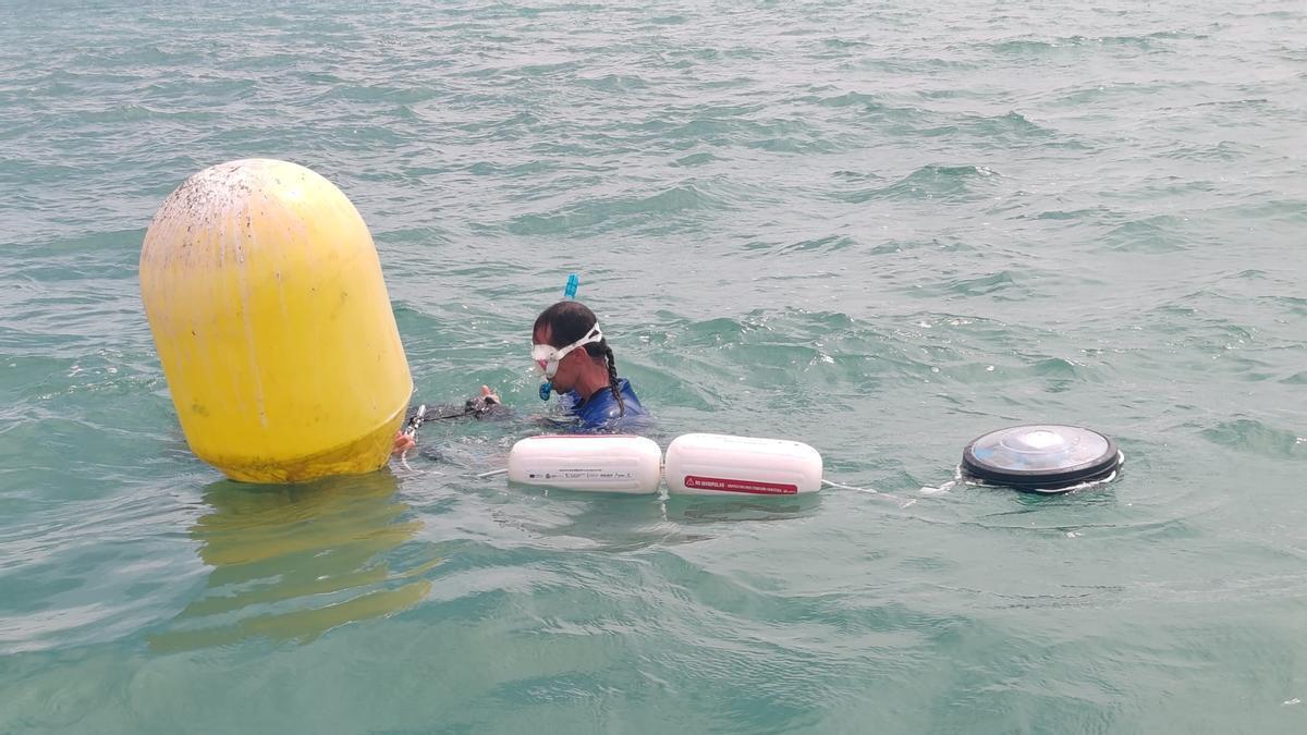 Así ha sido la instalación de boyas inteligentes en Canet d'en Berenguer