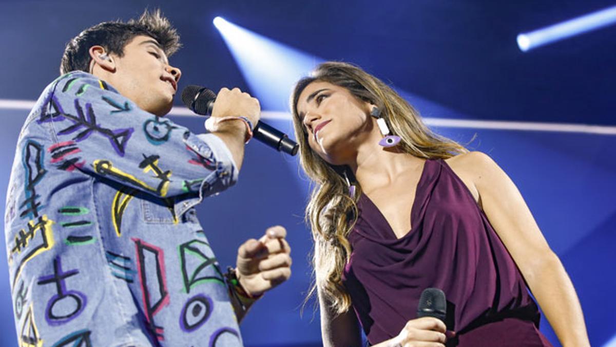 Julia Medina y Dave, de Operación Triunfo 2018, durante la actuación de la gala 4