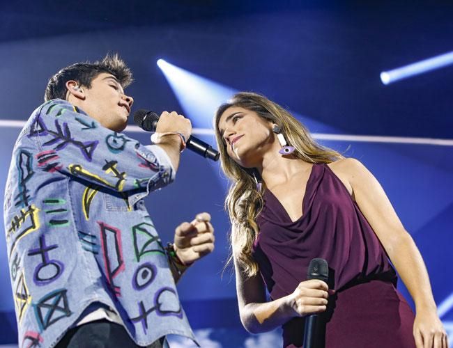 Julia Medina y Dave, de Operación Triunfo 2018, durante la actuación de la gala 4
