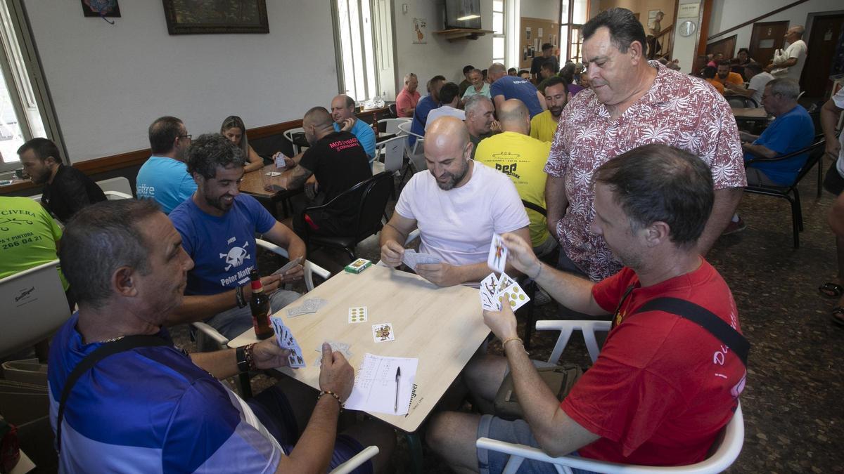 Pasión por "el bolot" en las fiestas de Sagunt