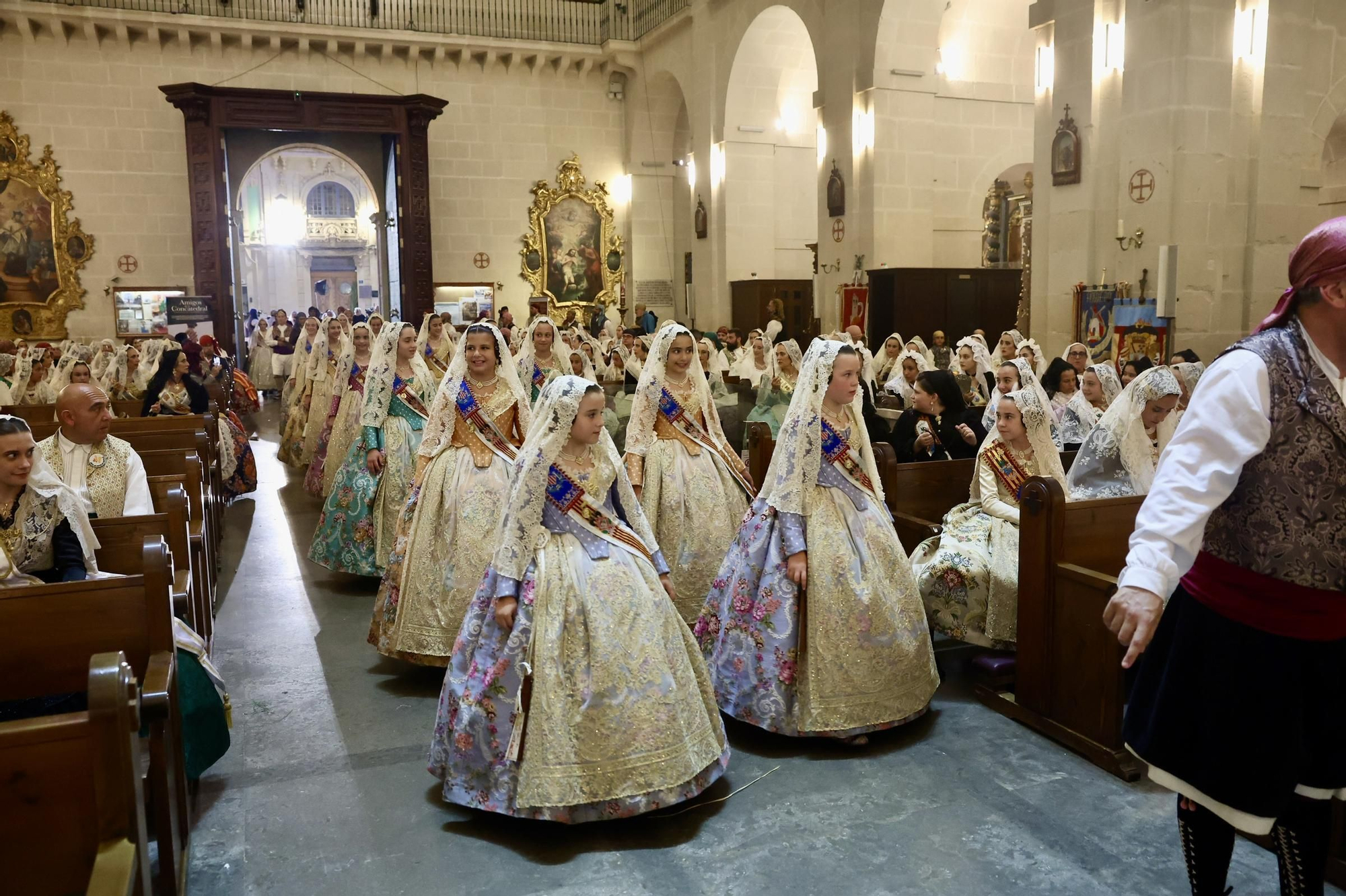 Primera jornada de Ofrenda de las Hogueras de Alicante