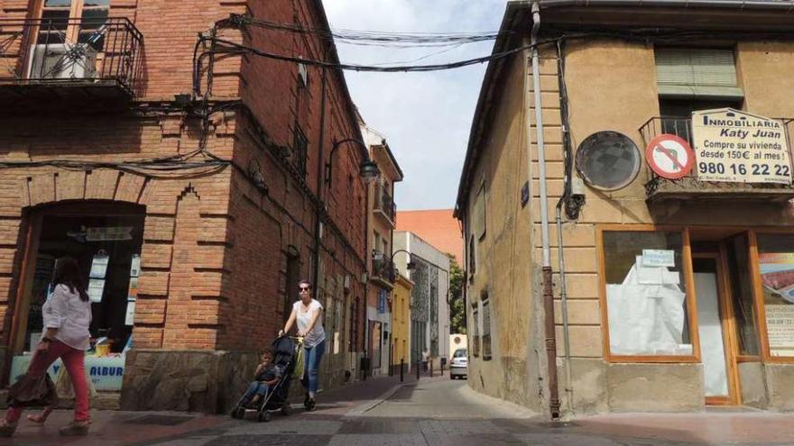 La calle Lagares se ampliará tras el derribo del edificio, a la derecha de la foto tomada ayer.