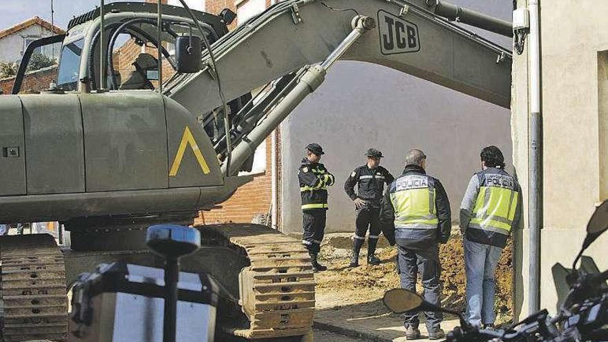 Una excavadora en la casa donde se buscaban los cuerpos. // M. López