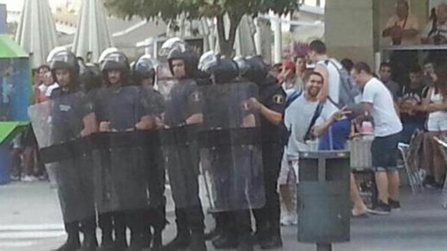 Los agentes con cascos y escudos durante el enfrentamiento