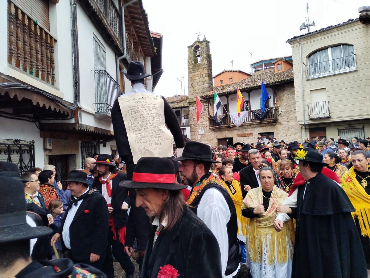 Galería | La misteriosa tradición del Pero Palo llena Villanueva de la Vera