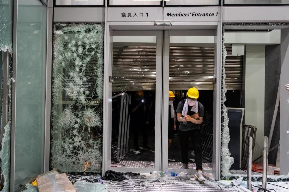 Los hongkoneses entran en el Parlamento.