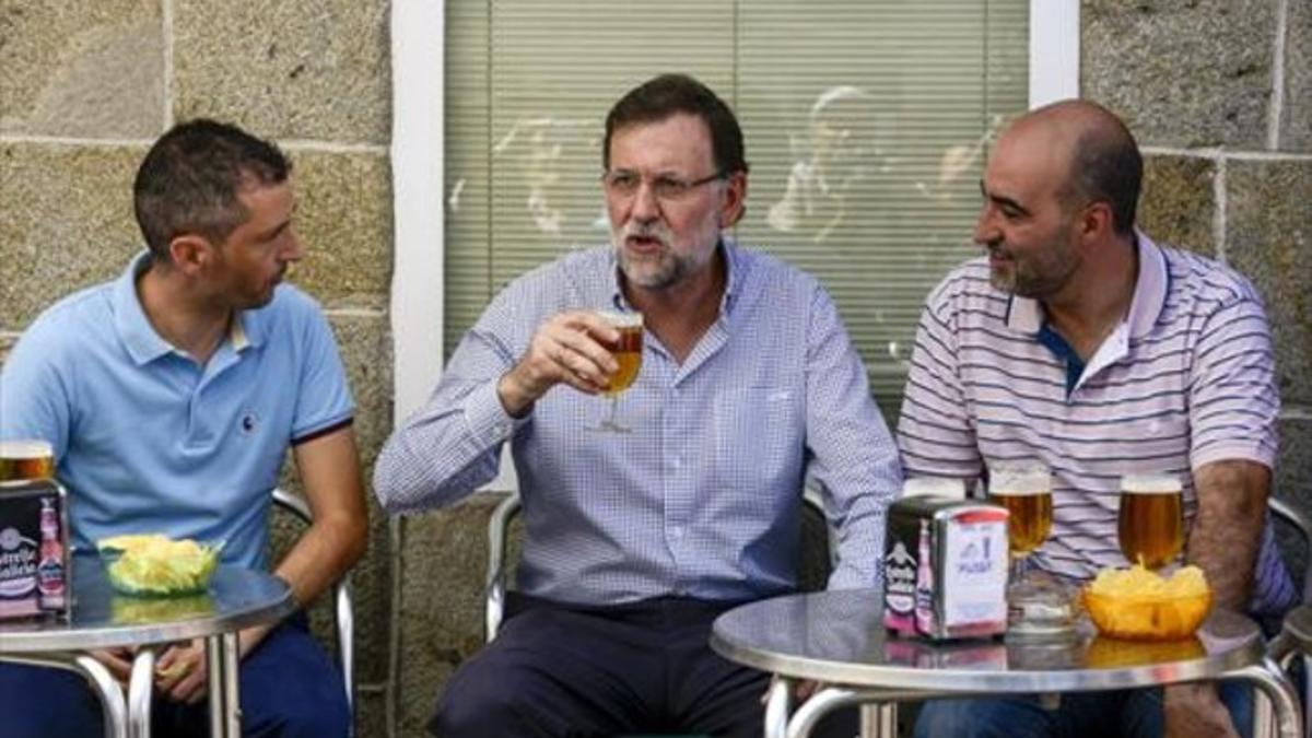 De cañas 8 Mariano Rajoy, tomando unas cervezas este verano en Celanova (Ourense)