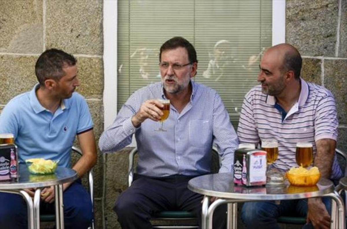 De canyes 8 Mariano Rajoy, prenent unes cerveses aquest estiu a Celanova (Ourense)