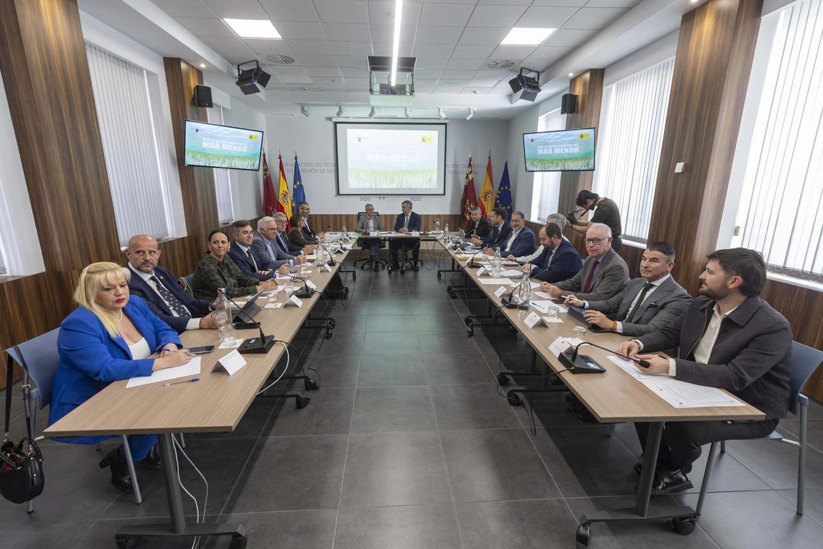 Reunión de la Comisión Interadministrativa del Mar Menor, presidente por el secretario de Estado de Medio Ambiente, Hugo Morán, y el consejero Vázquez.