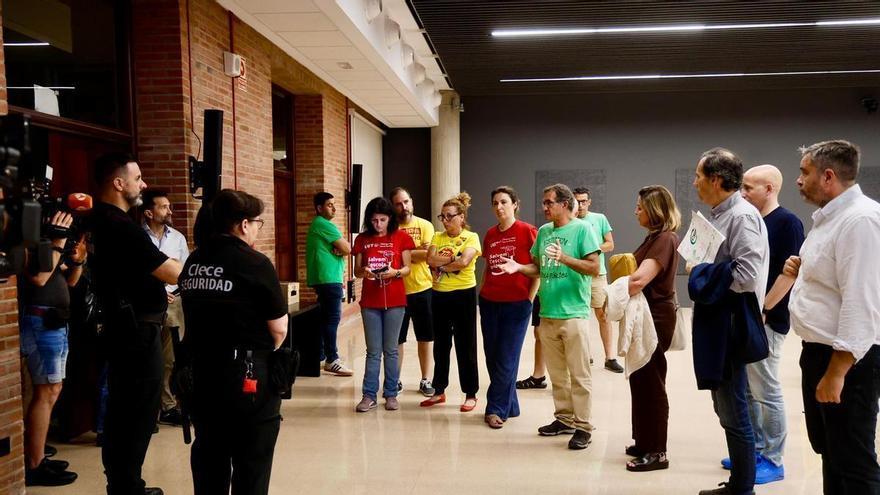 Los sindicatos STEPV, CCOO y UGT dormirán encerrados en la conselleria a la espera de un acuerdo con Educación